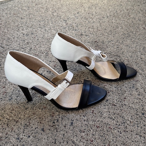 Boston Design Studio Black and White Open-Toe Heels NEW Sz 8.5 - Picture 2 of 6